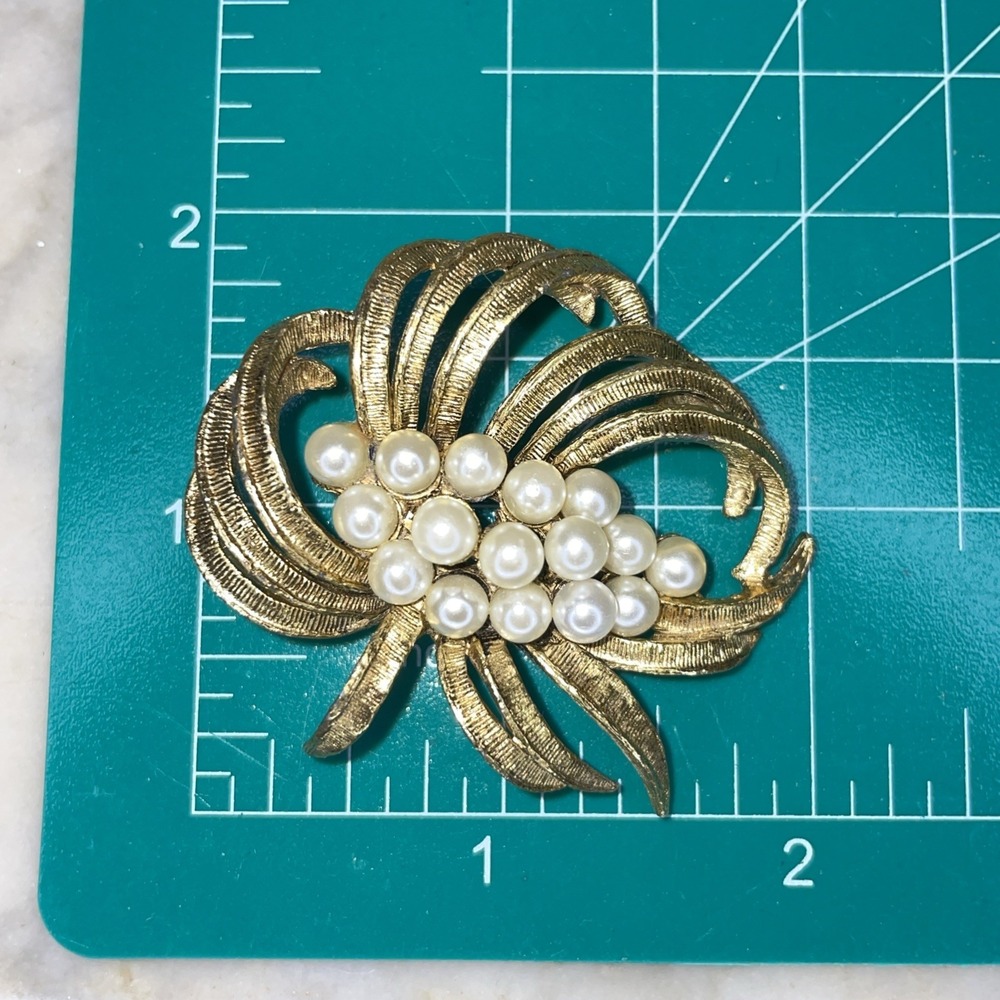 Vintage Brooch Brushed Gold Tone Curling Leaf‎ 16 Clustered Faux Pearls